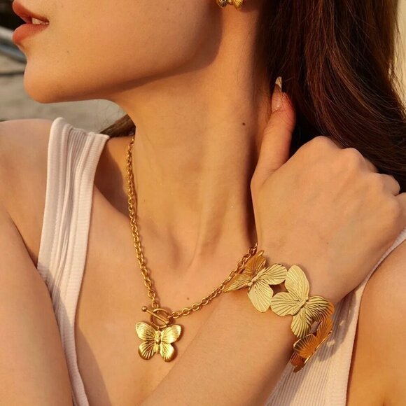 NWT Statement Butterfly Pendant Necklace 18K Gold Plated Chunky Toggle Clasp - Picture 4 of 12